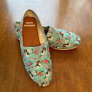 Groove Bags Shoes Size9W Women’s Custom Design Dog/Flower Print Excellent cond.